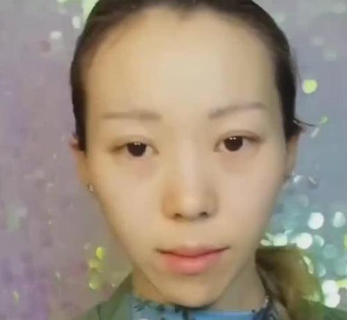 性感女神卸妆后，再度补妆变老太，网友：这化妆技术炸翻天！