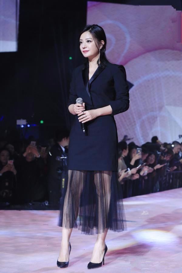 瘦了的赵薇，美到极致!看她这双“细针”鞋，就知道她多努力了!