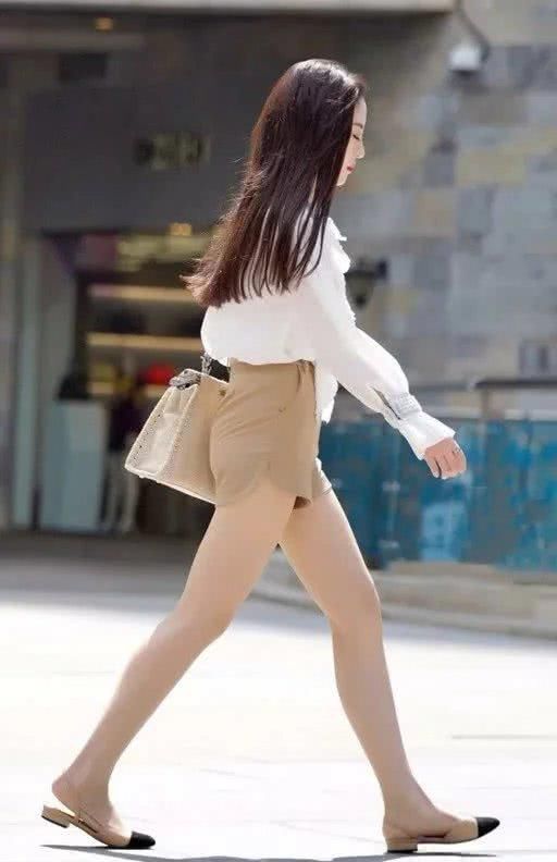 街拍:小姐姐气质优雅，大长腿十分吸睛