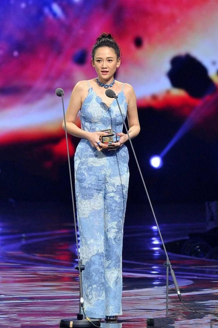 陈乔恩厉害了!吊带连体裤都撑变形了，网友:眼前一亮