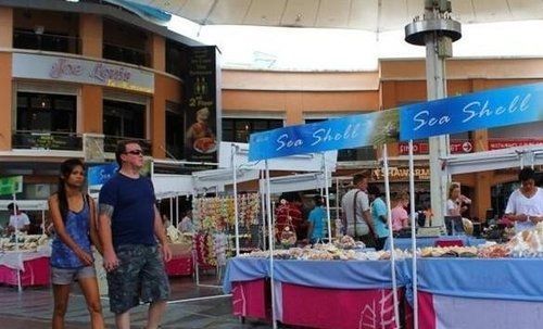 泰国奇特的租妻行为！外国游客带着租来的妻子到处游玩！