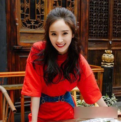 长发女生在家也不要散着头发，这样扎起来随意又有女人味儿！