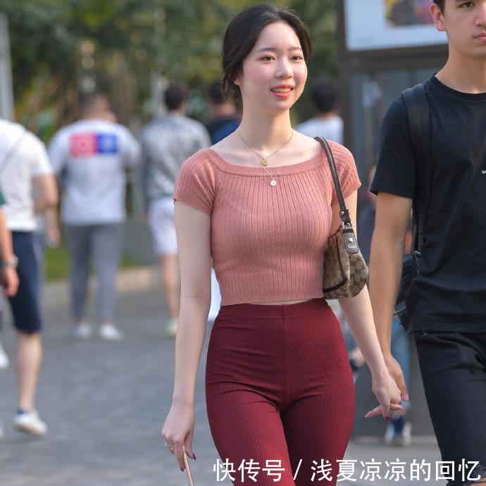  [女生]休闲合身的装扮，才是女生们最喜欢的