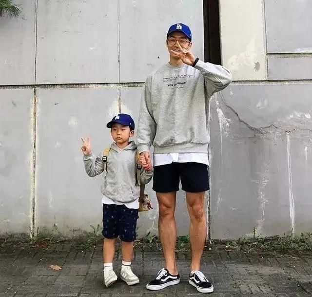 小宝贝：5套超有爱的父子穿搭，时尚又帅气，快和你家的小宝贝试试看吧！