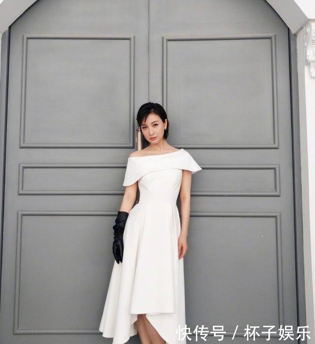 气质不输吴昕的孙俪，再次穿上小白裙，简直美炸了！