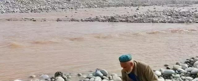 前有玉石垒猪圈, 后有和田玉砌鸡窝, 这个村子到底什么来头