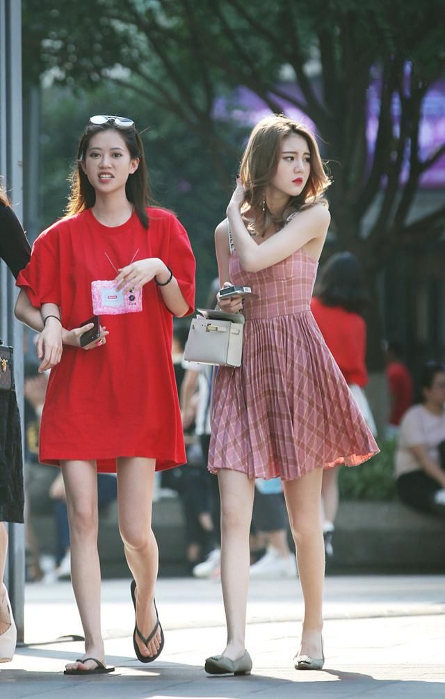 路人街拍，裸色连衣裙搭配高跟鞋，让你在不经意间流露出迷人气息