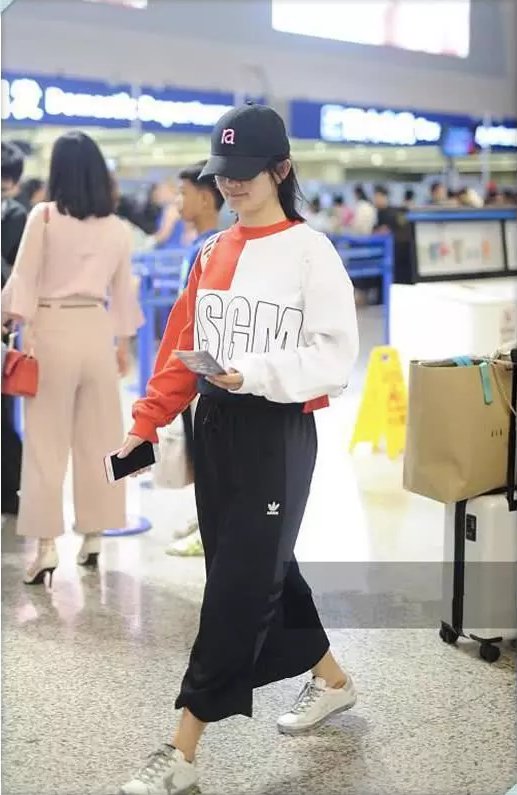 看了谢娜的机场照，再看吴昕的，网友:辣妈和少女的差距一目了然