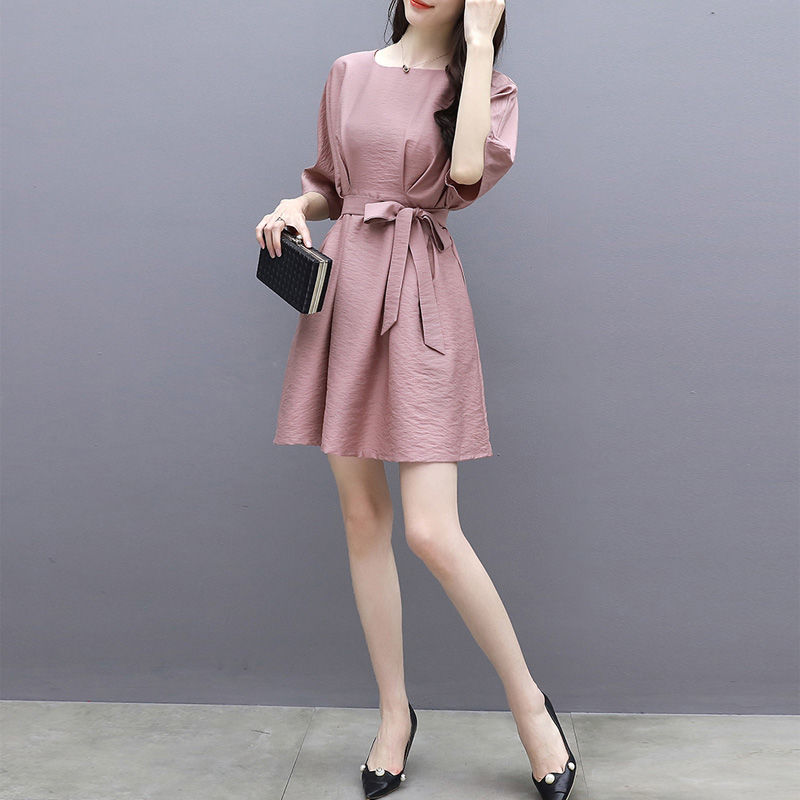 女人一过50岁,建议多穿“贵妇裙”,配双高跟鞋,超美超迷人