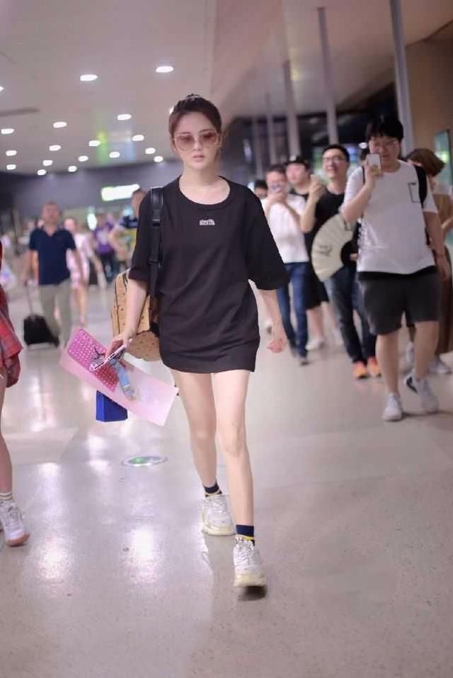 杨超越钟爱秀长腿，T恤配短裤成标配，但脚上的搭配却很减分！