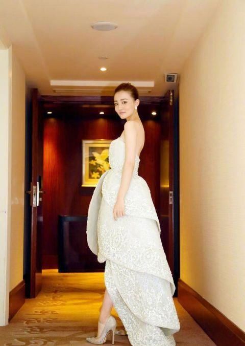 女明星穿高跟鞋的技术太强悍 佟亚丽鞋跟断了还能支撑