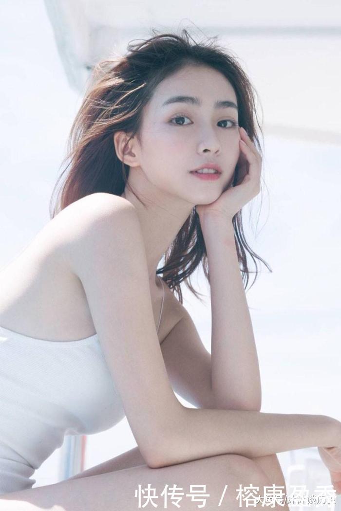 #白皙#非常白皙的小姐姐,穿吊带裙显得格外迷人,网友不冷吗