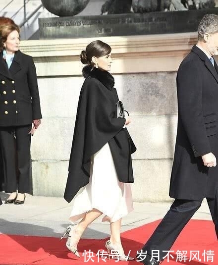  莱昂诺尔：西班牙王后一家四口美如画！两位小公主美如双胞胎，王后斗篷太酷