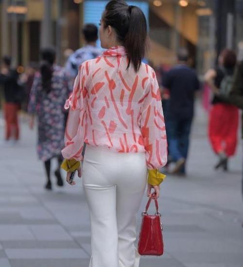 「靓丽」街拍:笑容甜美的小姐姐,一件黑色连衣裙外搭白色开衫,靓丽迷人
