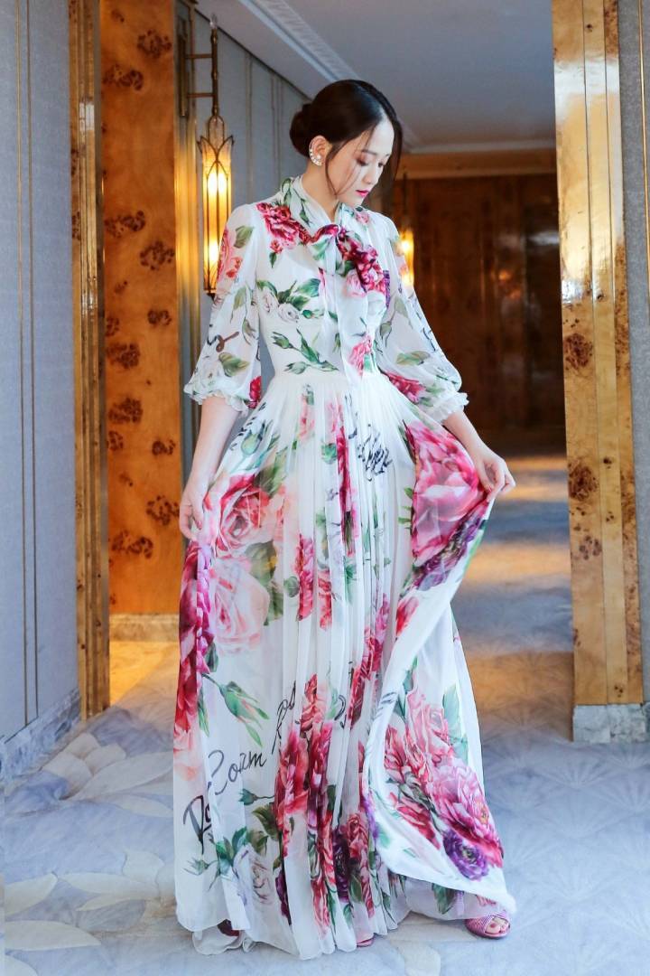 本以为迪丽热巴的印花裙最美，当看到陈乔恩的印花裙才最惊艳！
