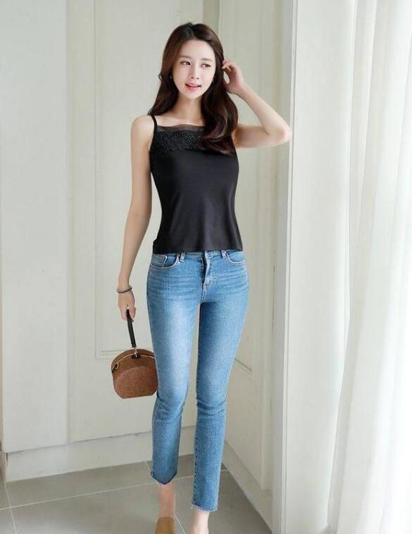 街拍靓丽搭配的牛仔裤小姐姐，潮流感十足，回头率特别高！