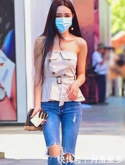 #美女#街拍：浓眉大眼的美女，一件黑色上衣配黑色打底裤，时尚帅气十足