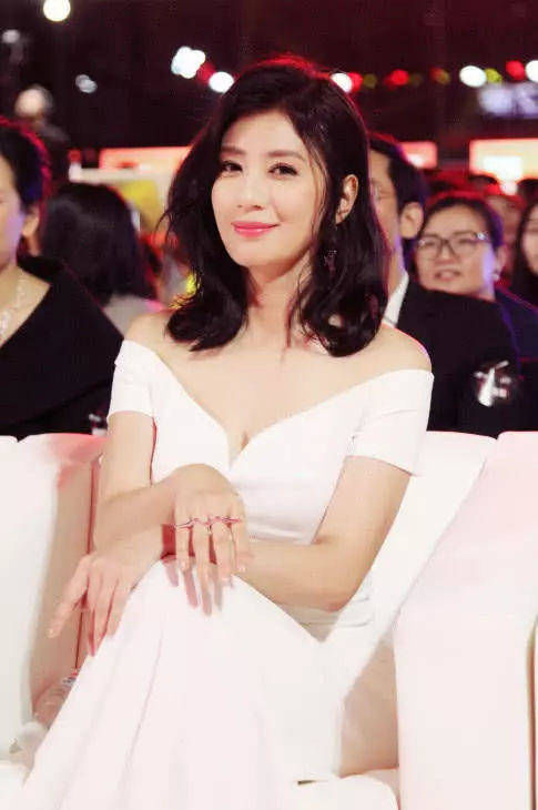 贾静雯穿的这身很美，坐下来用矿泉水瓶防走光，网友：真的很机智