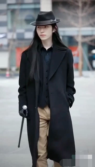 『摄影师』摄影师街拍黑发如瀑“小姐姐”,看到正面后,网友:一个字帅