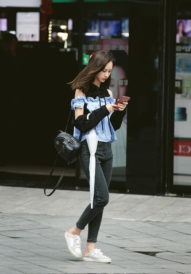 街拍：时尚性感的小姐姐，穿着看起来走在哪里都吸睛又抢眼！