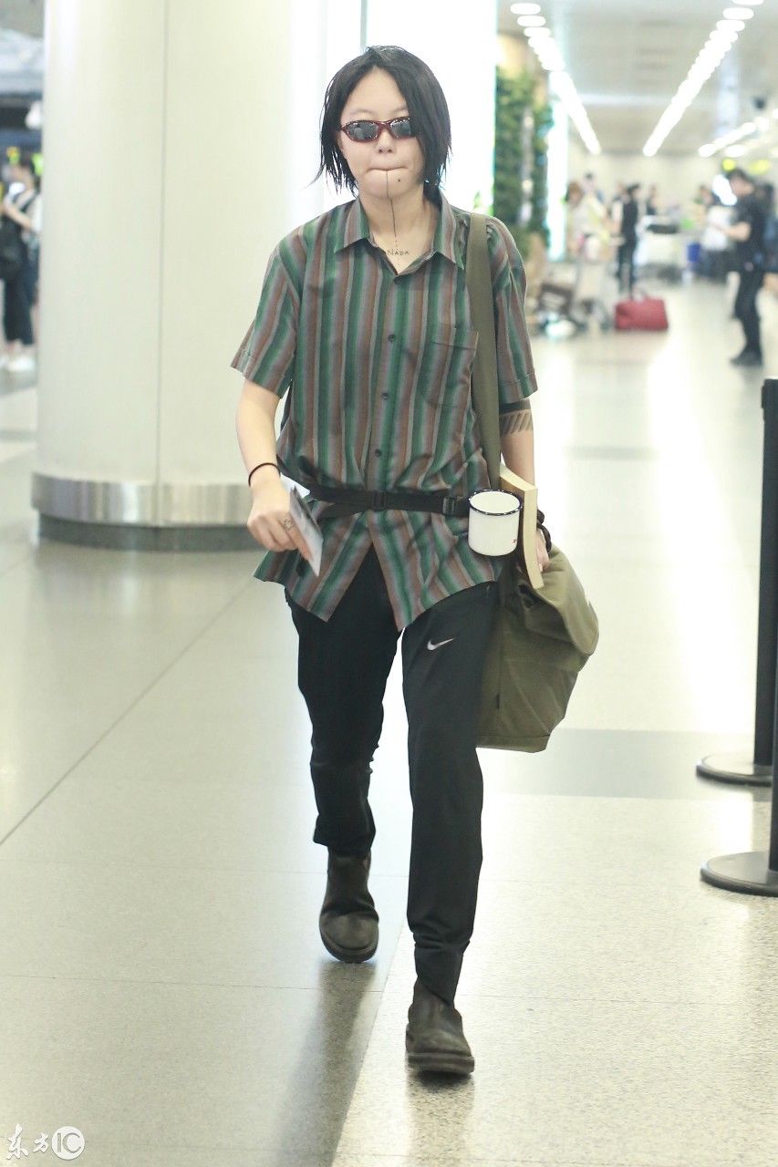 窦靖童腰挂搪瓷缸，肩背黄挎包现身北京机场，网友直呼帅爆了!