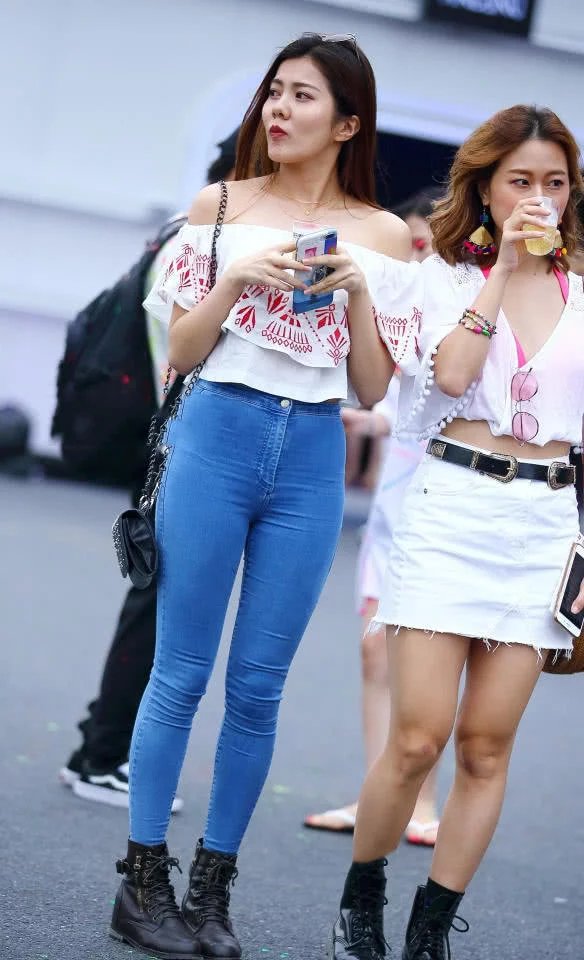 小姐姐清爽的穿搭，却在不经意间暴露了肚子上的脂肪层