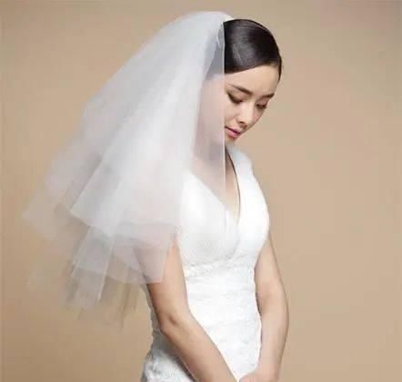  『婚纱』选完婚纱还有头纱，选对头纱，拥有你的超甜头纱吻