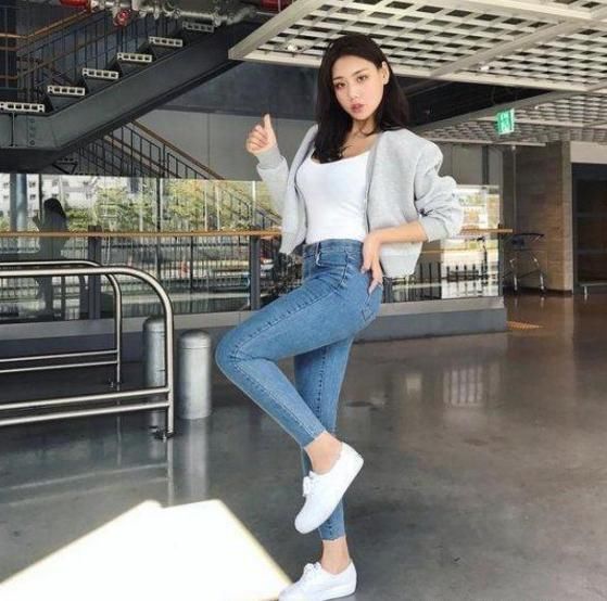 牛仔裤让女性的双腿显得修长高挑,看起来十分飘逸