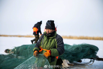“踏雪寻鱼”、凿冰开眼 你见过冬天渔民捕鱼吗？