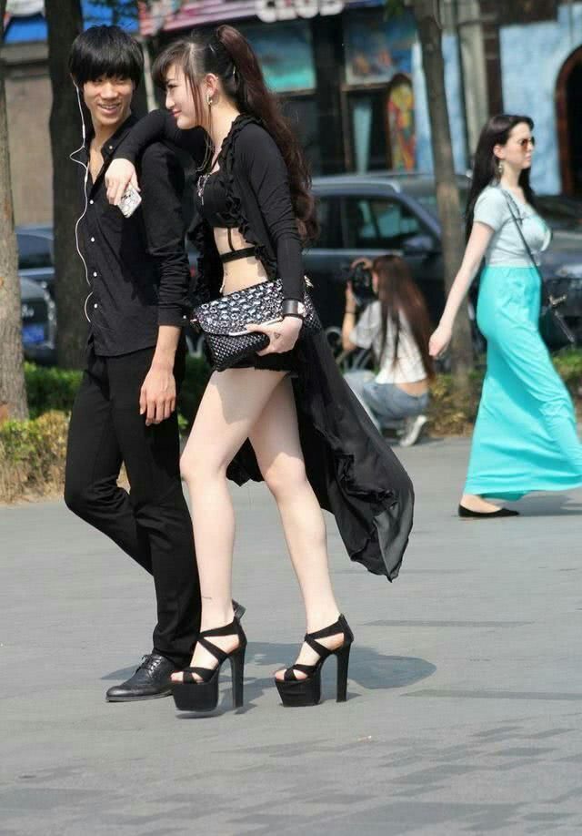 街拍:单凭姑娘的衣着，我就感觉你的性感且内心火辣