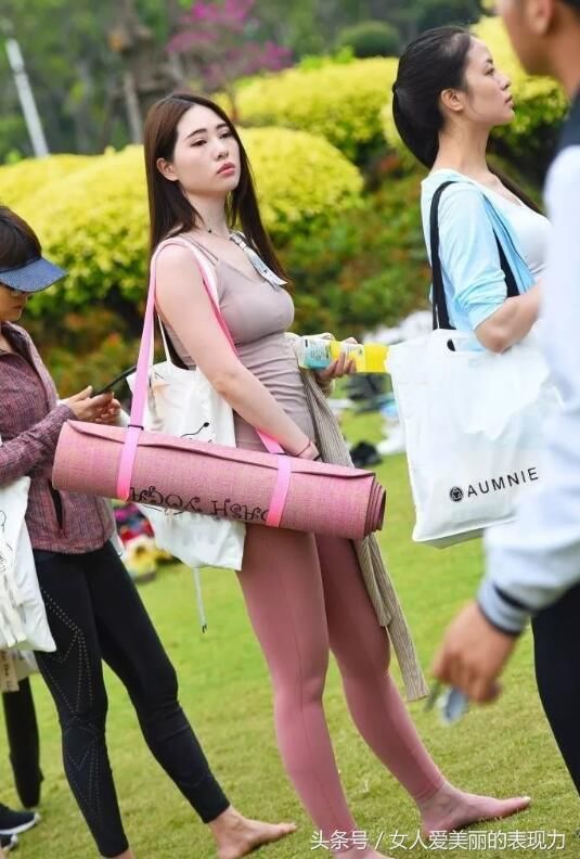 爱运动的姑娘喜欢穿打底裤，身材矫健的同时产生了很多美感