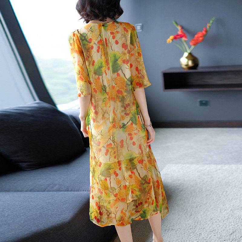 让中年妈妈美翻天的印花连衣裙，优雅大气的上身效果，可爱又撩人