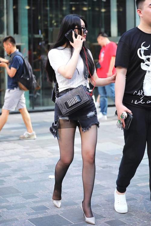 萝莉姐姐短裤配高跟鞋丝袜, 和男友当街秀恩爱