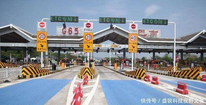 下高速时突然发现收费卡不见了老司机学会一招,免交罚款