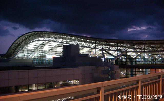 日本花1300亿填海建的机场, 今面临沉没危险, 靠906根柱子支撑