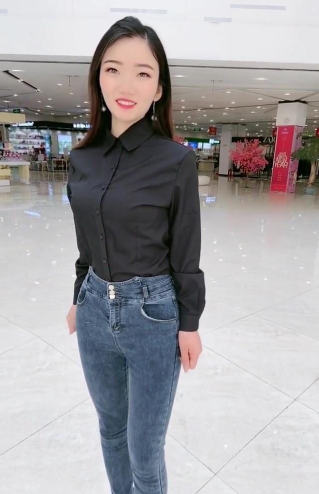 『看起来』气质迷人紧身牛仔裤小姐姐,穿出清新女人格调,展现不一样的美!