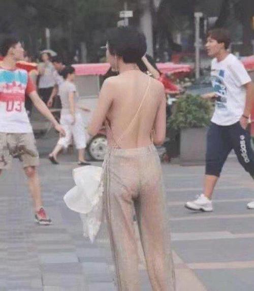 街拍:任性了,穿一件“肚兜”就出街,身材好无禁忌?