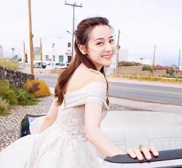 『迪丽』本以为古力娜扎穿婚纱就够美了, 看到迪丽热巴穿婚纱: 如梦如幻