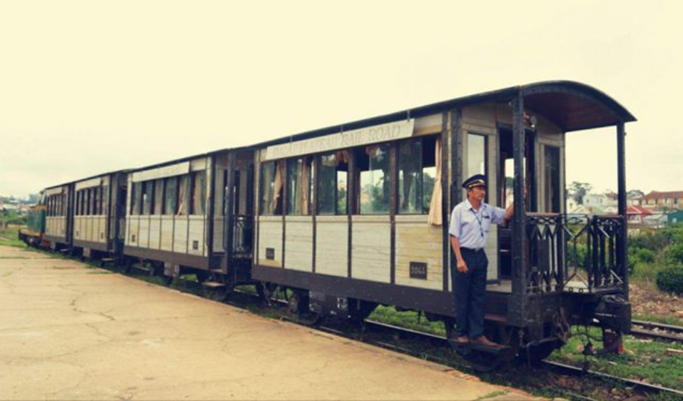 越南的火车很大气，比中国的高铁还宽敞，里面的中文让人眼前一亮