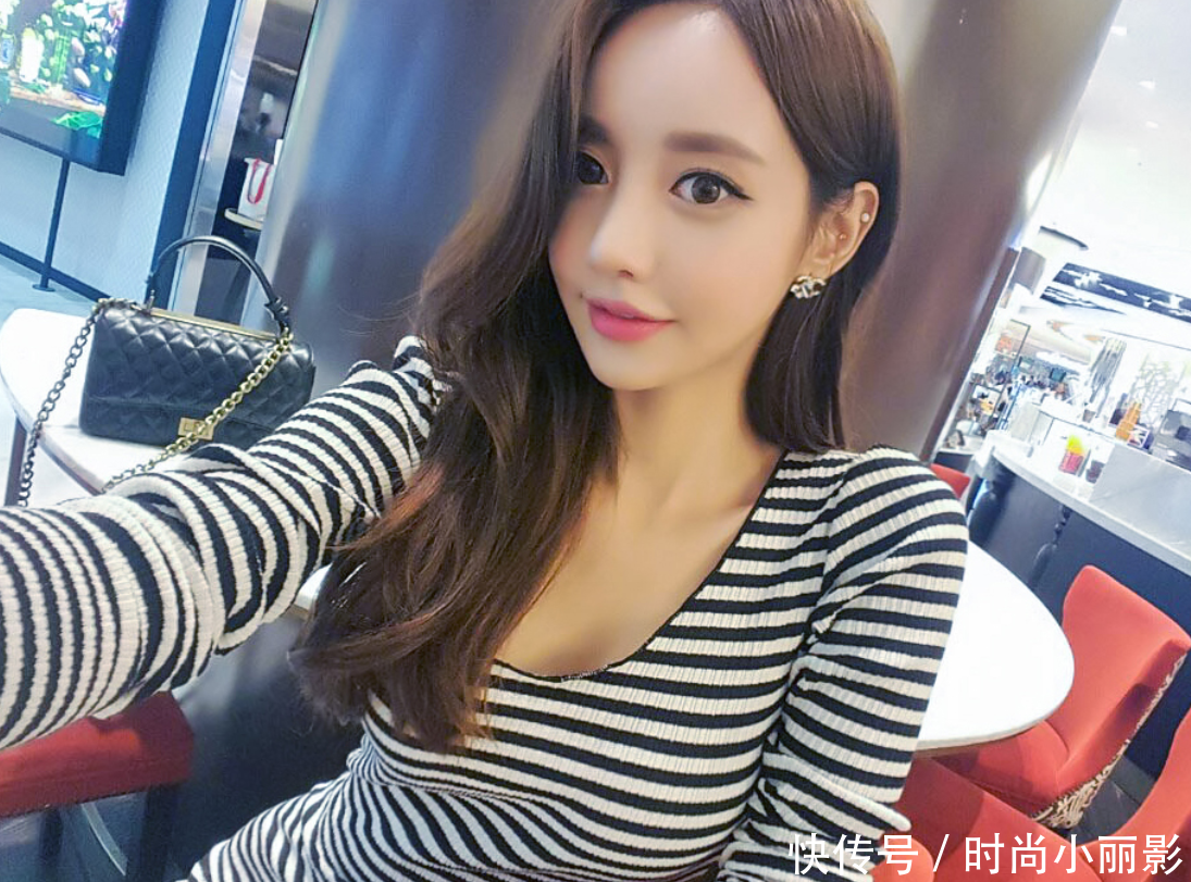 亭亭玉立的紧身裙美女，紧身显有致身材，让人心动不已！