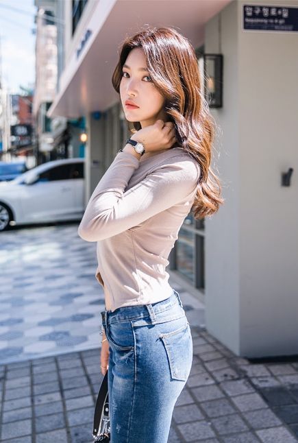 简洁搭配的牛仔裤姑娘，身材曼妙有型，更显年轻靓丽！