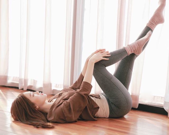 街拍美女：紧身打底裤有着道不尽的婉约温柔滋味，彰显文艺简约感