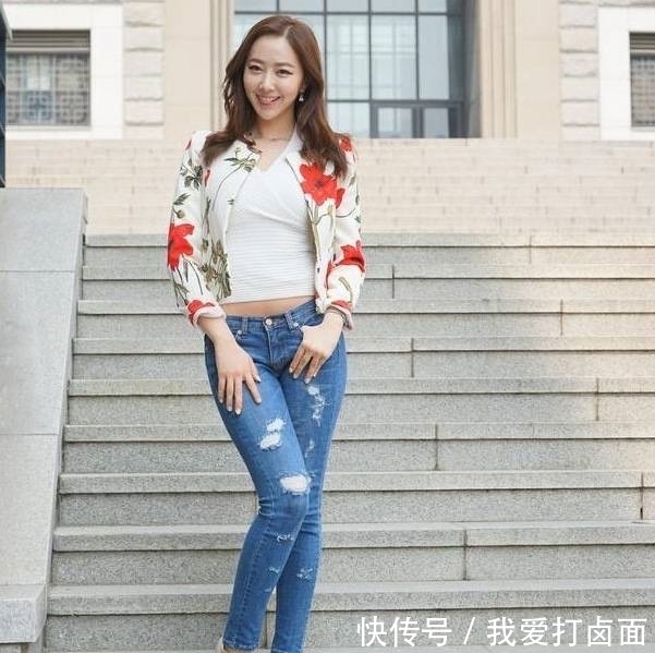  「美女」优雅十足的牛仔裤美女，展现青春活力！