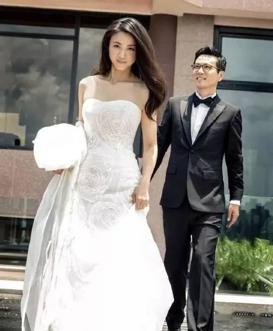  『婚纱』这个岁数的她保养逆天了....