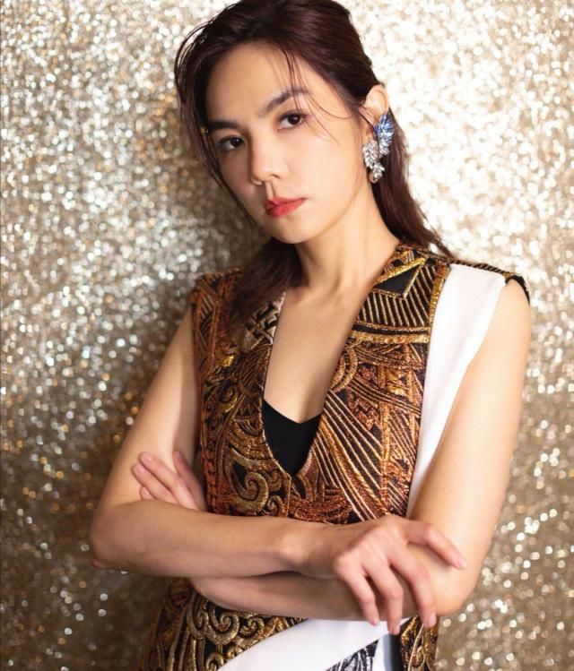  【气质】曾经的“假小子”Ella已为人妻，华丽变身超气质，日常穿搭女人味十足