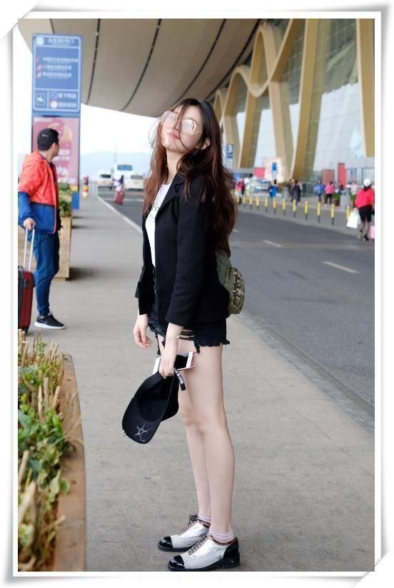 林允真敢穿!超短裤再提高0.5cm全露光，网友:两根毛该剪了