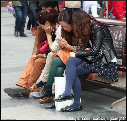 街拍:早春成都春熙路的时尚男女(图)