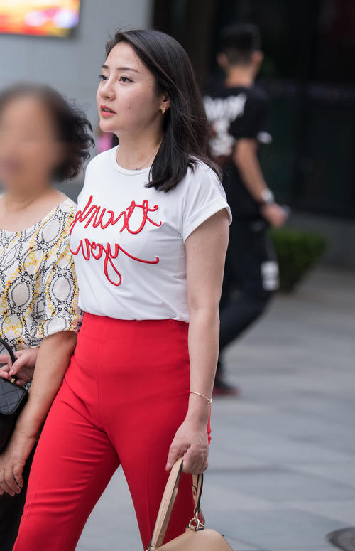 时尚小阿姨红色喇叭裤显出丰腴身材，肉感十足却肥而不腻，很值得