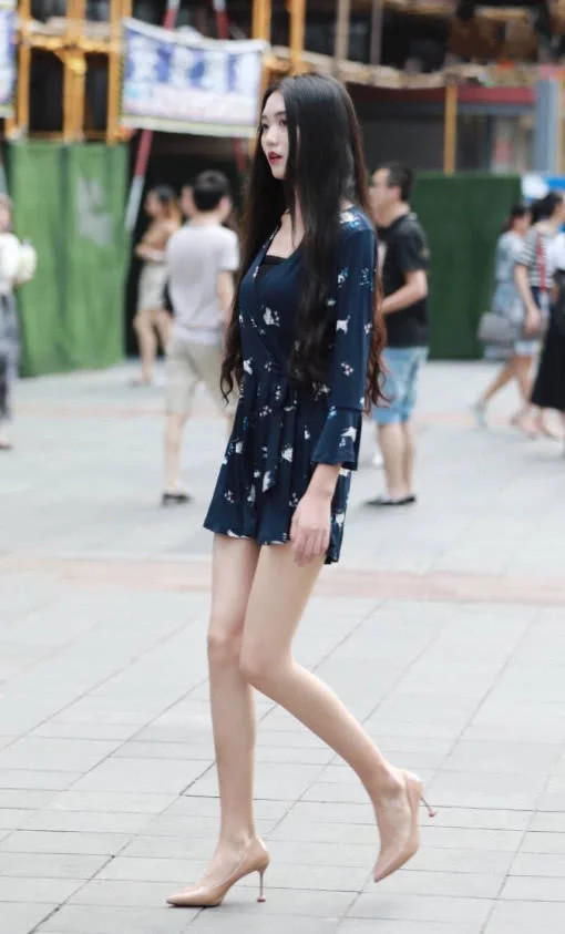 气质小姐姐身穿小短裙出街，天使般的笑容魔鬼身材般的身材