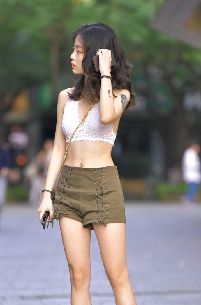 火热，闲逛大街，排到一位火辣搭配的小姐姐，真想帮他披件衣服